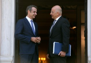 Με ένα σμπάρο… τρία τρυγόνια  – Η αναφορά Μητσοτάκη στο μνημείο του Αγνωστου Στρατιώτη και τον Ρούτσι