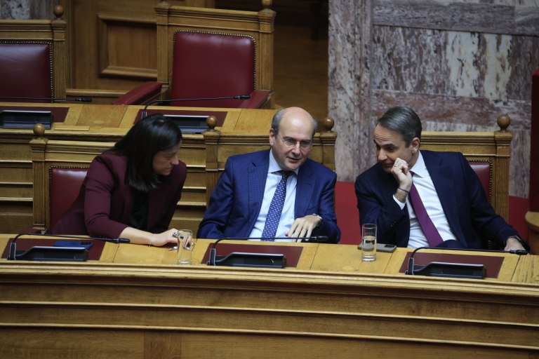 Βουλή: Πράξη δεύτερη για το 13ωρο με «γαλάζιες» ψήφους – Στην Ολομέλεια τα βλέμματα