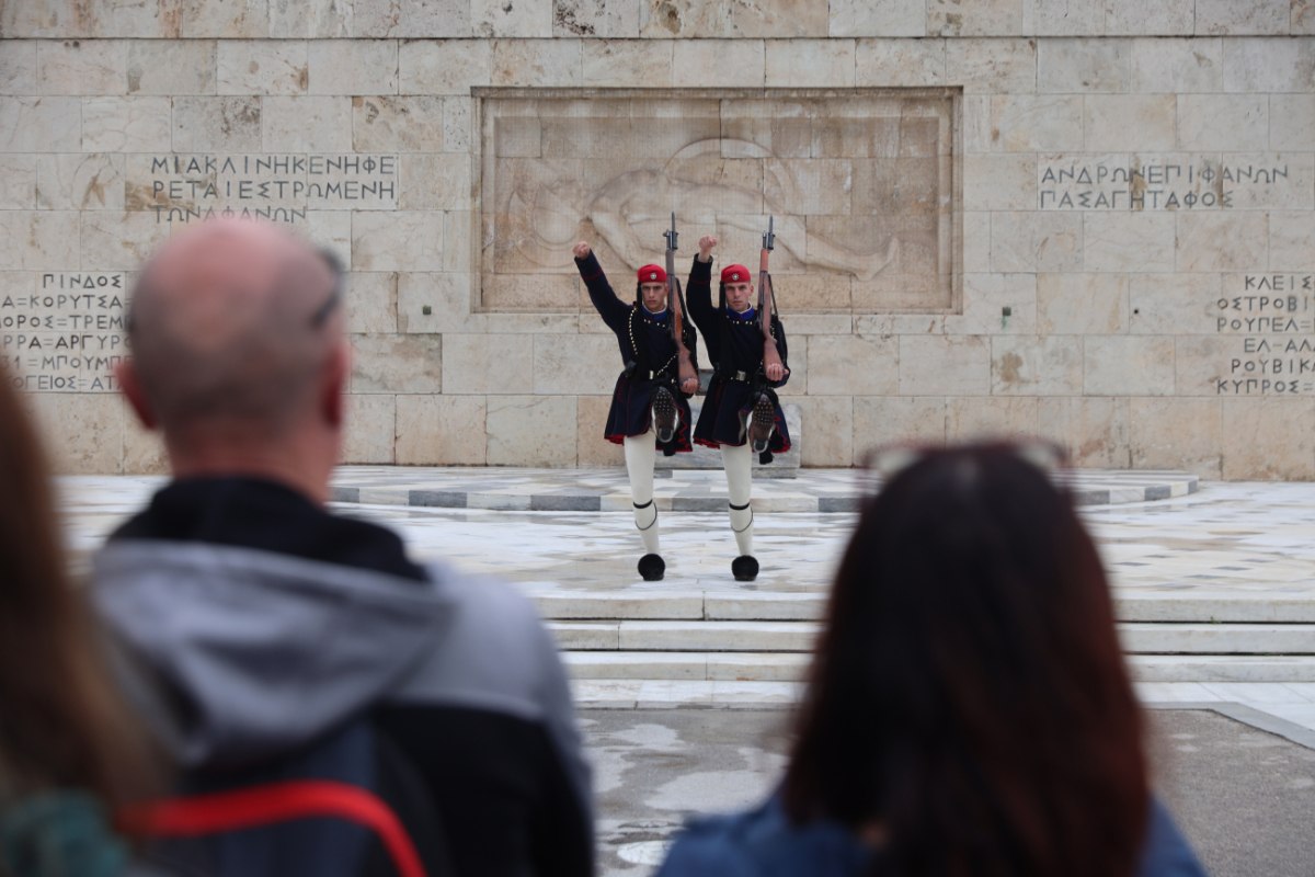 Η τροπολογία για τον Άγνωστο Στρατιώτη και το σύννεφο βροχής πάνω από τη Βουλή – Το μνημείο και οι αντιδράσεις