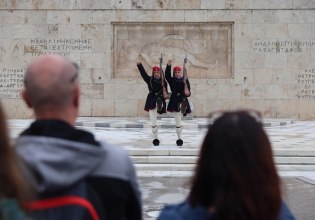 Η τροπολογία για τον Άγνωστο Στρατιώτη και το σύννεφο βροχής πάνω από τη Βουλή – Το μνημείο και οι αντιδράσεις
