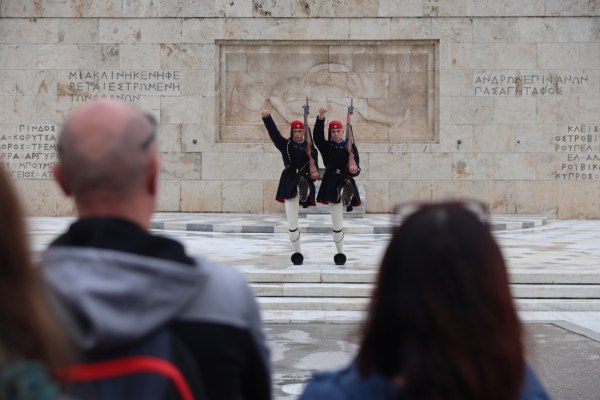 Η τροπολογία για τον Άγνωστο Στρατιώτη και το σύννεφο βροχής πάνω από τη Βουλή – Το μνημείο και οι αντιδράσεις