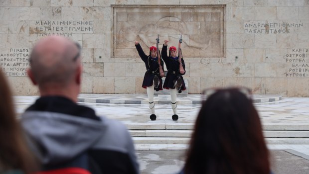 Η τροπολογία για τον Άγνωστο Στρατιώτη και το σύννεφο βροχής πάνω από τη Βουλή – Το μνημείο και οι αντιδράσεις