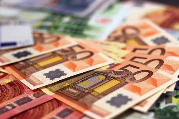 Καστοριά: Ηλικιωμένος βγήκε στον δρόμο, φώναζε και πετούσε 50ευρα στους περαστικούς