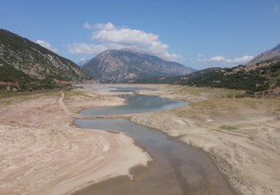 Λειψυδρία: Εντείνεται η ανησυχία από τη δραματική συρρίκνωση του Μόρνου – Απόκοσμο τοπίο η τεχνητή λίμνη