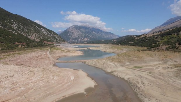 Λειψυδρία: Εντείνεται η ανησυχία από τη δραματική συρρίκνωση του Μόρνου – Απόκοσμο τοπίο η τεχνητή λίμνη