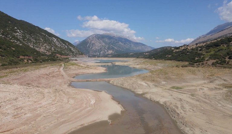 εικόνα που δείχνει την επιφάνεια της τεχνητής λίμνης του Μόρνου, η οποία έχει χάσει το 44% της έκτασής της