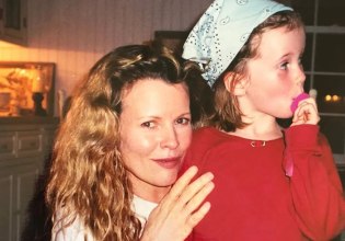 «Τοξικοί, εθισμένοι, ναρκισσιστές»: Η κόρη του Άλεκ Μπάλντουιν και της Κιμ Μπέισινγκερ για την οικογένεια της