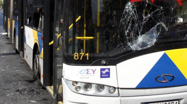 Ταυτοποιήθηκαν 6 νεαροί που επιτέθηκαν με πέτρες σε αστικό λεωφορείο στο Κορωπί
