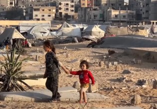 Γάζα: Η γη των νεκρών είναι το μόνο καταφύγιο των ζωντανών – Εκτοπισμένοι Παλαιστίνιοι κατασκηνώνουν σε νεκροταφεία