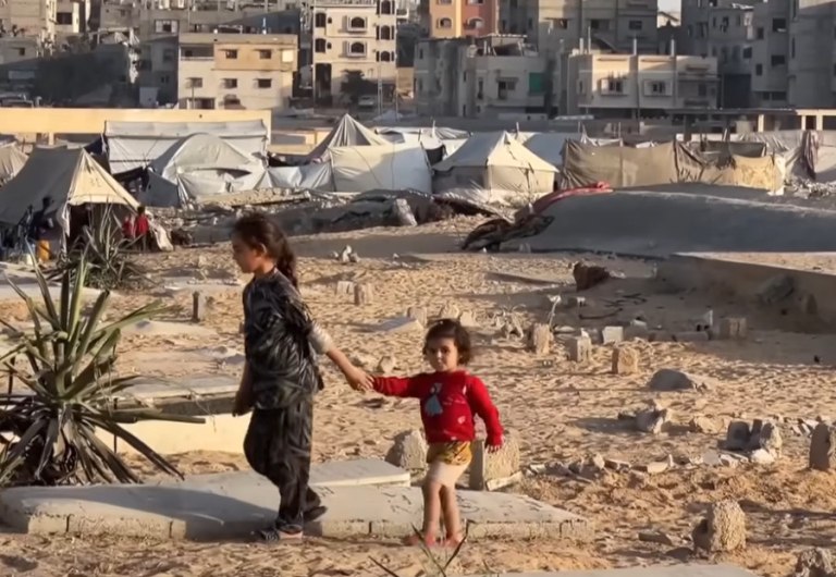 Γάζα: Η γη των νεκρών είναι το μόνο καταφύγιο των ζωντανών – Εκτοπισμένοι Παλαιστίνιοι κατασκηνώνουν σε νεκροταφεία