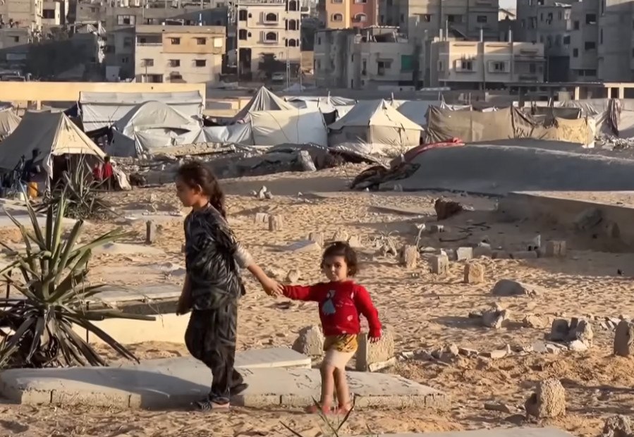 Γάζα: Η γη των νεκρών είναι το μόνο καταφύγιο των ζωντανών – Εκτοπισμένοι Παλαιστίνιοι κατασκηνώνουν σε νεκροταφεία