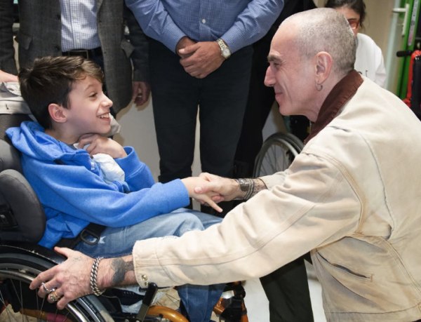 «Δεν είμαι άνθρωπος των σπηλαίων»: Ο Ντάνιελ Ντέι Λιούις (ξανά) στην Αθήνα για καλό σκοπό