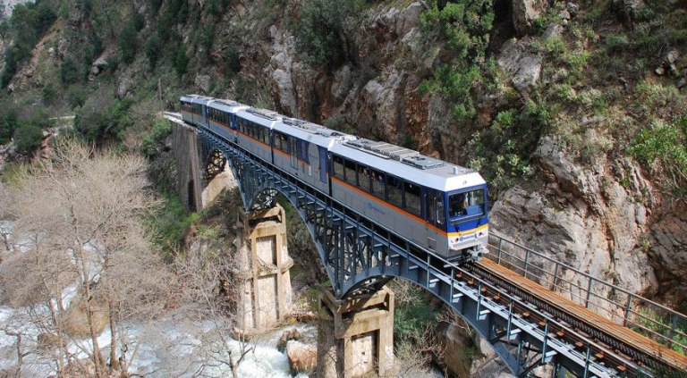 Καλάβρυτα: Ακινητοποιήθηκε ξανά ο Οδοντωτός λόγω βλάβης – Εγκλωβισμένοι σε απόκρημνο σημείο οι επιβάτες