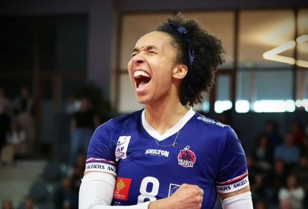 Θρίαμβος της ζωής: Η βολεϊμπολίστρια Αλίσια Όγκομς νίκησε τον καρκίνο και ευχαρίστησε τον ΑΟ Θήρας (pics)