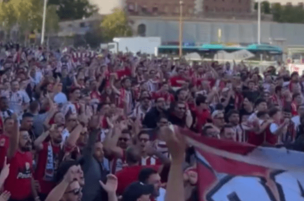 Οι οπαδοί του Ολυμπιακού «έντυσαν» στα «ερυθρόλευκα» τη Βαρκελώνη (vid)