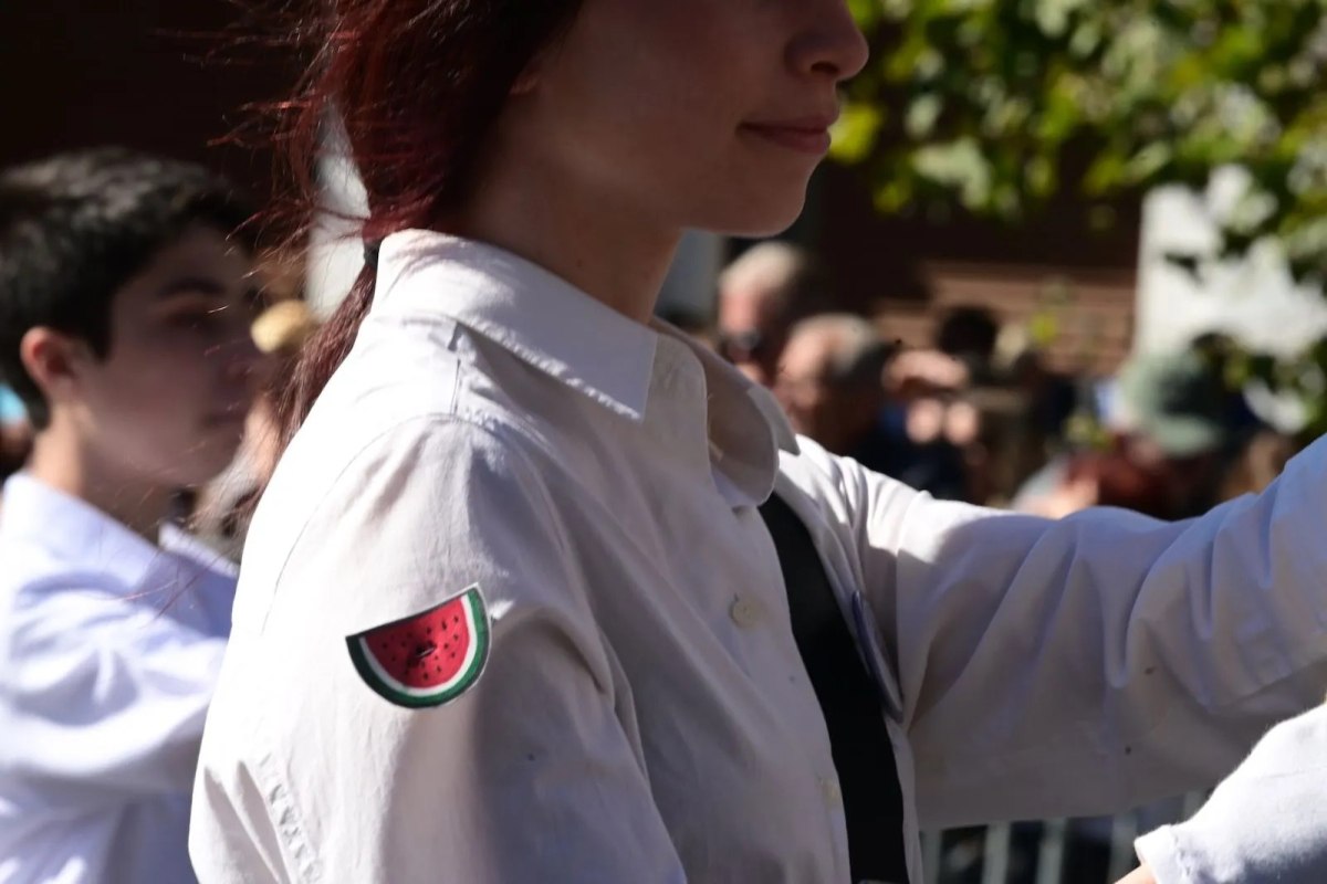 28η Οκτωβρίου: Συγκινητικό μήνυμα σημαιοφόρου στην παρέλαση – Τι σημαίνει το καρπούζι που είχε στο μανίκι