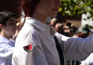 28η Οκτωβρίου: Συγκινητικό μήνυμα σημαιοφόρου στην παρέλαση – Τι σημαίνει το καρπούζι που είχε στο μανίκι