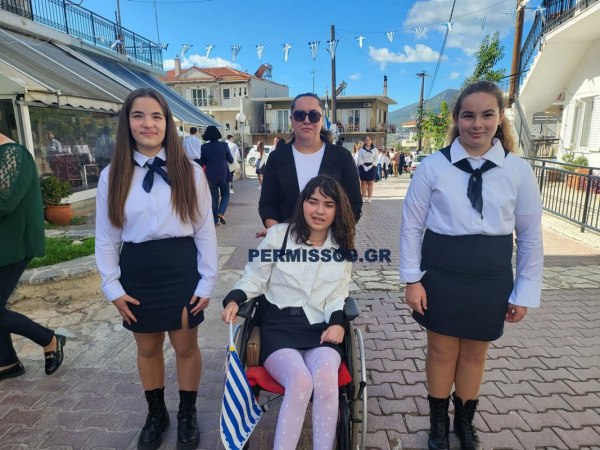 Στιγμές συγκίνησης στις Θεσπιές: Η Αλεξία στην παρέλαση έξι χρόνια μετά το τραυματισμό της από αδέσποτη σφαίρα
