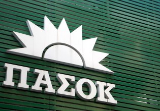 «Συγχαρητήρια για μια ακόμα πρωτιά» – Νέα σφοδρά πυρά του ΠΑΣΟΚ στην κυβέρνηση Μητσοτάκη για το 13ωρο