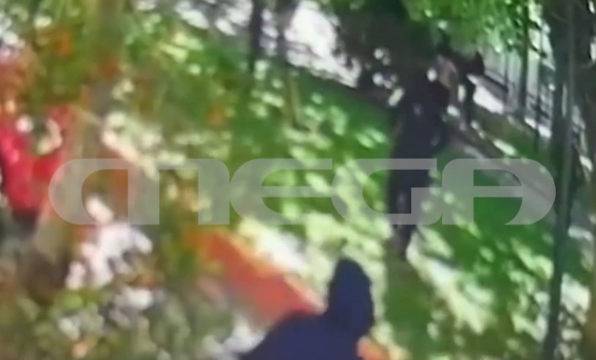 Περιστέρι: Βίντεο από την άγρια συμπλοκή μαθητών με τούβλα και σκουπόξυλα