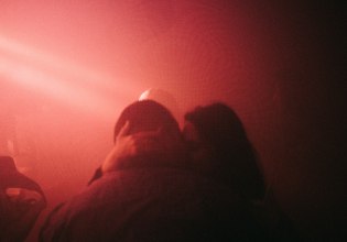 Όχι, δεν είναι αγάπη: Τρία red flags που μας μπερδεύουν