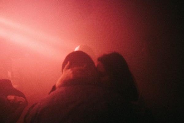 Όχι, δεν είναι αγάπη: Τρία red flags που μας μπερδεύουν