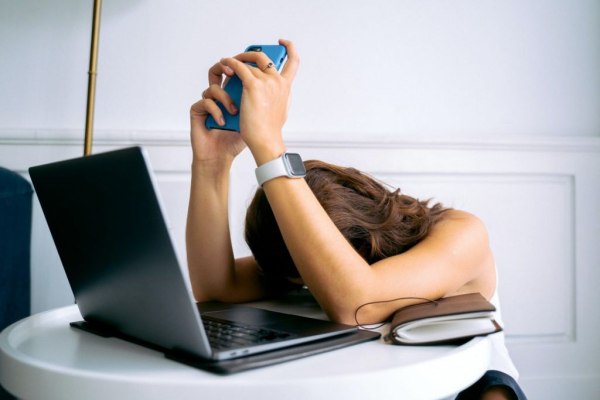 Burnout για 1 στους 2 εργαζόμενους – Τι δείχνει έρευνα