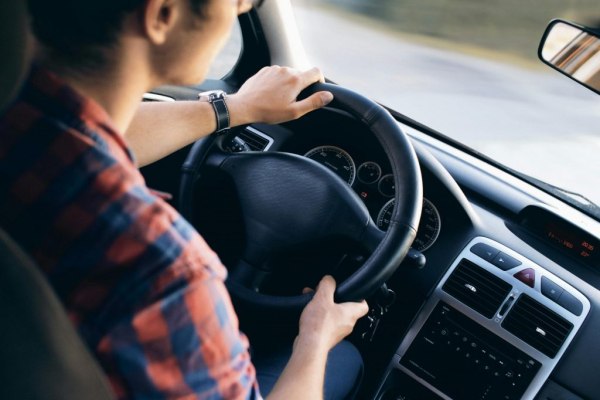 Διπλώματα οδήγησης: Τι αλλάζει – Πώς θα δίνουν θεωρητικές εξετάσεις οι υποψήφιοι