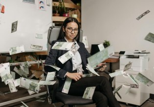 Η ΕΕ ζητά μισθολογική διαφάνεια – Ποιες χώρες είναι πιο κοντά στο να την πετύχουν;