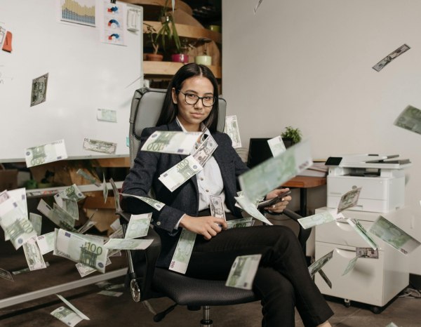 Η ΕΕ ζητά μισθολογική διαφάνεια – Ποιες χώρες είναι πιο κοντά στο να την πετύχουν;