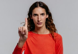 Να γελάς σε μία κηδεία ή να φλερτάρεις στο γραφείο; Μελέτη αποκαλύπτει τις πιο «ακατάλληλες» συμπεριφορές