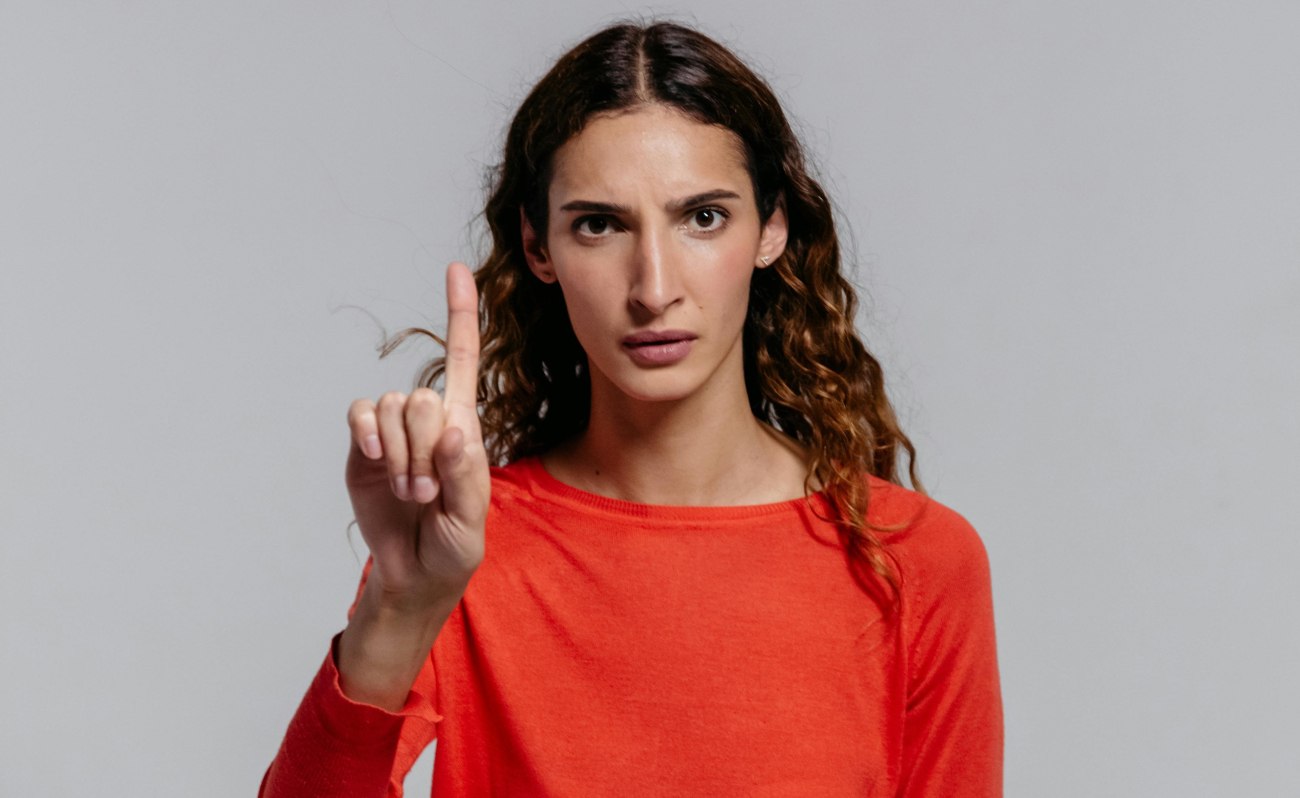 Να γελάς σε μία κηδεία ή να φλερτάρεις στο γραφείο; Μελέτη αποκαλύπτει τις πιο «ακατάλληλες» συμπεριφορές