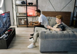 Πώς τα δημιουργικά χόμπι προστατεύουν τον εγκέφαλο από τη γήρανση – Ακόμα και τα βιντεοπαιχνίδια