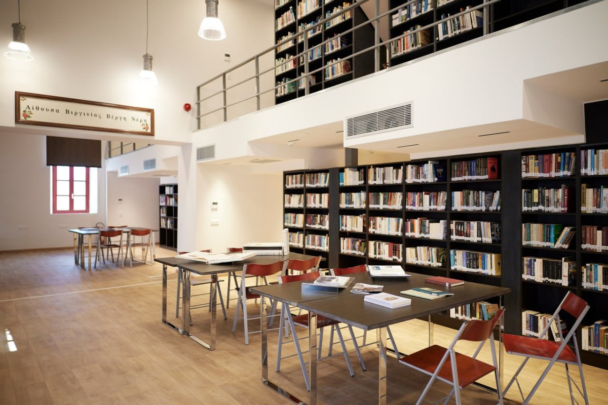 Εγκαινιάστηκε η νέα δημοτική βιβλιοθήκη στην Αμοργό, παρουσία Μητσοτάκη
