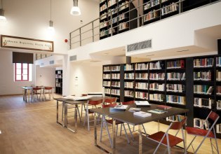 Εγκαινιάστηκε η νέα δημοτική βιβλιοθήκη στην Αμοργό, παρουσία Μητσοτάκη