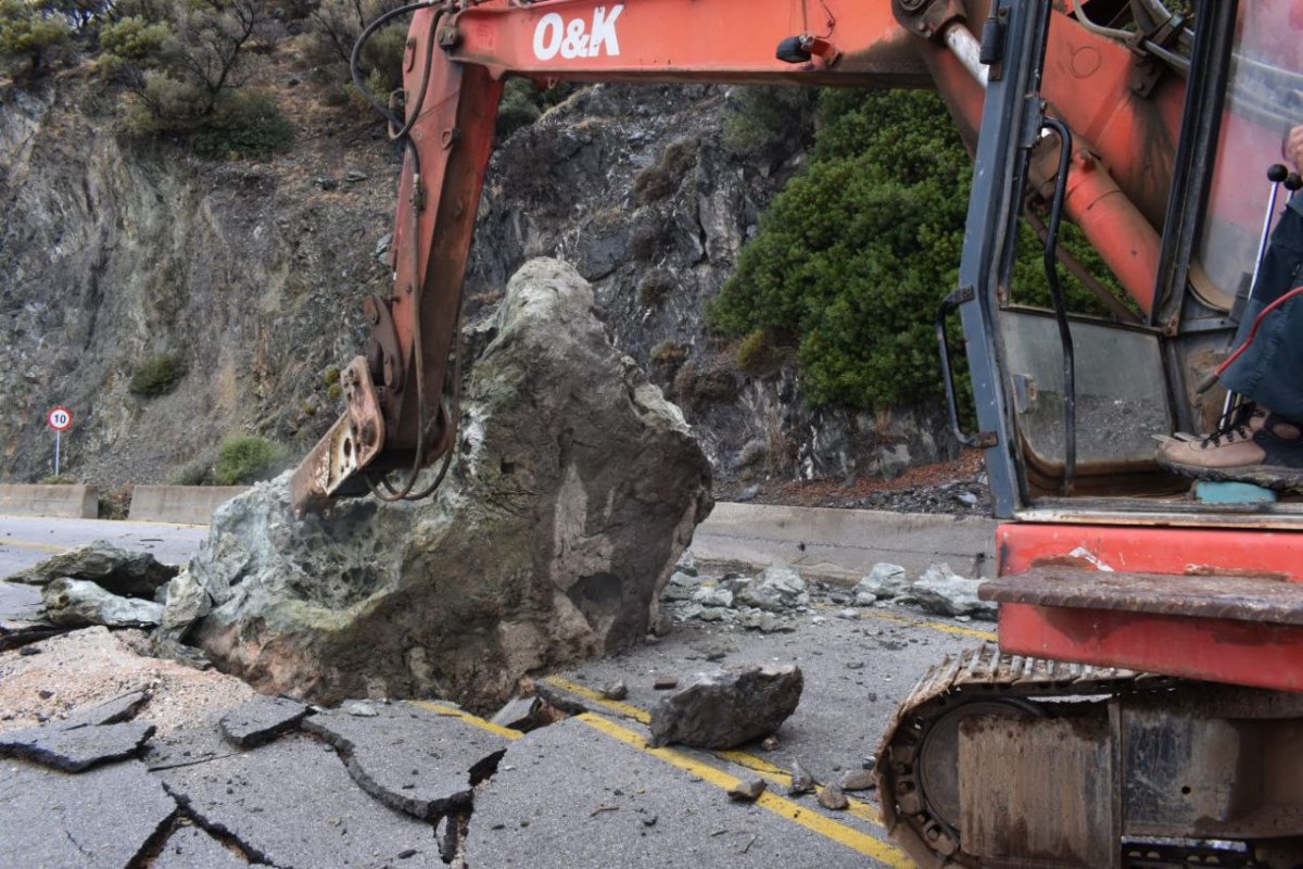 Λέσβος: «Ο βράχος ζυγίζει 40 τόνους»- Δρόμος επικίνδυνος, χτισμένος το 1980 σε σαθρό έδαφος με απότομα πρανή
