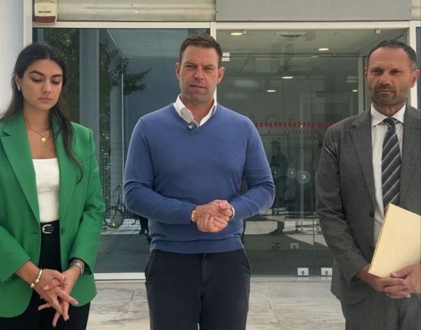 Ο Κασσελάκης κατέθεσε συμπληρωματική αναφορά για τον Αυγενάκη στην ευρωπαϊκή εισαγγελία