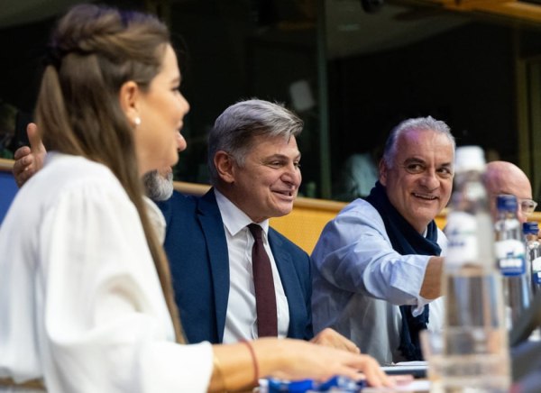 Ο Φαραντούρης στις Βρυξέλλες φτιάχνει την… κυβέρνηση ειδικού σκοπού, με ΑΙ