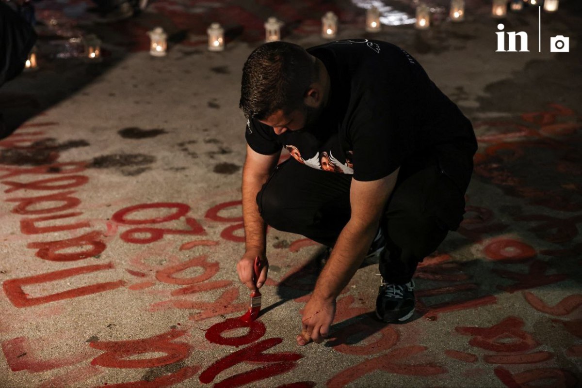 Διαμαρτυρία στο Σύνταγμα για τα Τεμπη – Έγραψαν τα ονόματα των θυμάτων μπροστά από τη Βουλή