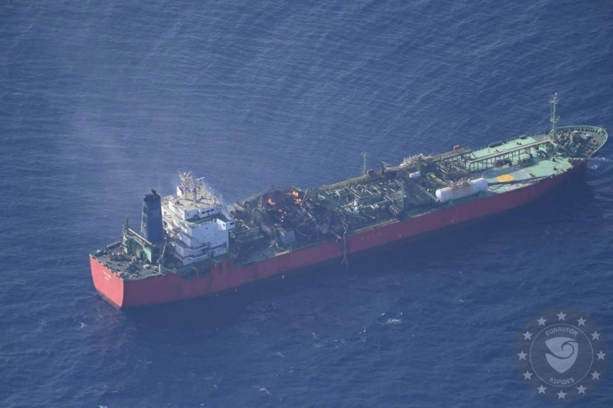 Διασώθηκε το πλήρωμα του φλεγόμενου πλοίου MV Falcon – Συμμετοχή της φρεγάτας «Σπέτσαι»