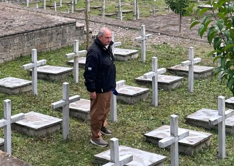 Ο Κώστας Καραμανλής απέτισε φόρο τιμής στα μνημεία των Ελλήνων του ελληνοϊταλικού πολέμου στη Β. Ήπειρο