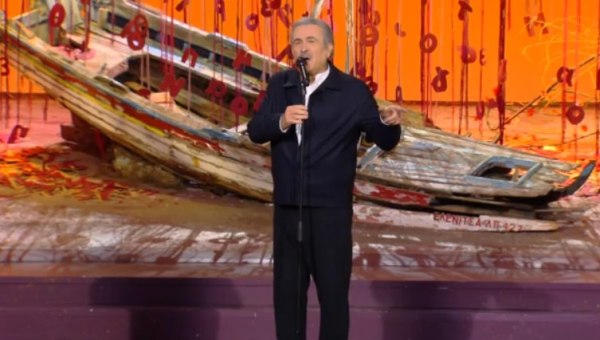 Ο Λάκης Λαζόπουλος και το «Αλ Τσαντίρι Νιούζ» επέστρεψαν με Διονύση Σαββόπουλο και… καρφιά για τον Μητσοτάκη