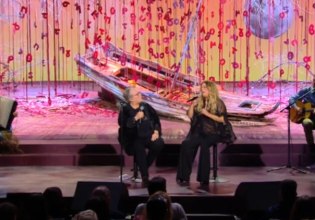 Δυο σπουδαίες ερμηνεύτριες στην πρεμιέρα του «Αλ Τσαντίρι Νιούζ» – Ο Λάκης Λαζόπουλος υποδέχτηκε Δήμητρα Γαλάνη και Ελένη Τσαλιγοπούλου