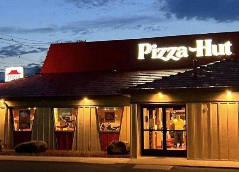Γιατί η Pizza Hut «καίγεται» στην κρίση της εστίασης