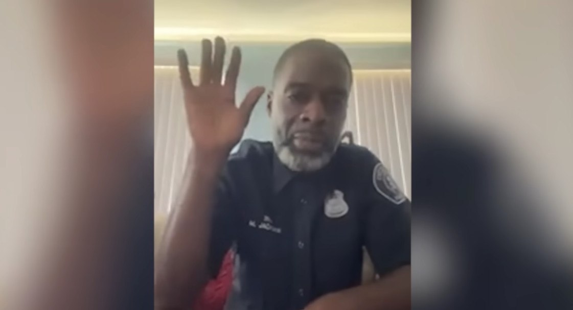 Αντί για τον ένοχο αποκάλυψε… τι εσώρουχο φοράει: Αστυνομικός εμφανίστηκε νεγκλιζέ σε e-δικαστήριο