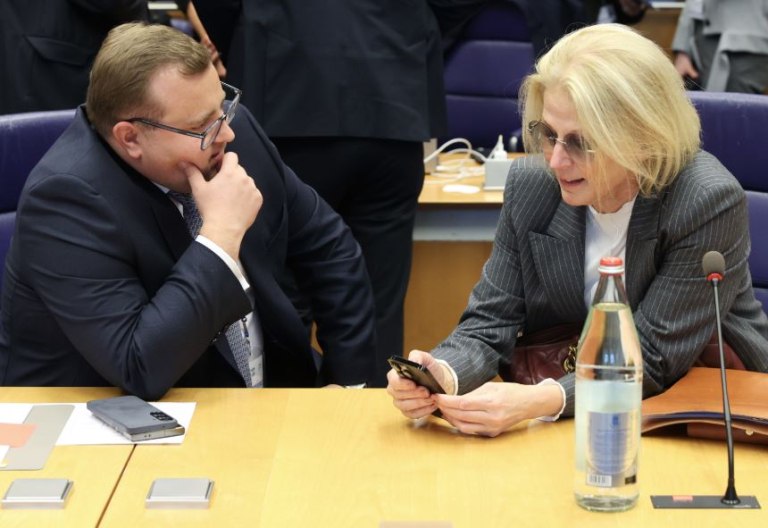 Από τα τηλέφωνα στα emoji: Η νέα «ψηφιακή πρεσβεία» των Βρυξελλών