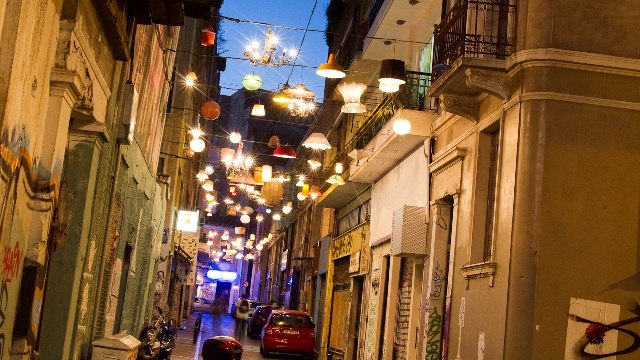 Πούλαγαν δήθεν λουλούδια και έκλεβαν τουρίστες στου Ψυρρή – Συνελήφθησαν 5 νεαροί