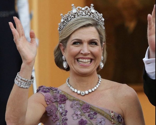 Ολλανδία: Η βασίλισσα Μάξιμα στον στρατό με φούμο και στολή παραλλαγής (εικόνες)