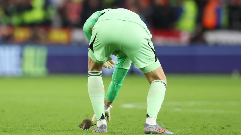 Ποντικός… ντρίμπλαρε τον Κουρτουά στο Ουαλία – Βέλγιο (vid, pics)