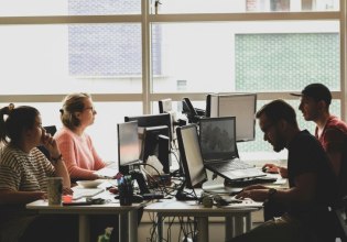 Η Gen Z έχει πτυχία, φοιτητικά χρέη και… καθόλου δουλειές – Θα αντέξει το βάρος της απόρριψης;